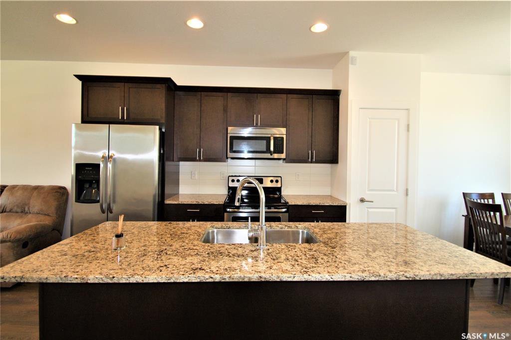 状况如新，rosewood小区接近1400尺独立屋出售，2015年建，高档装修，一楼9尺层高，高档合成板地板，理石台面，不锈钢家电，二楼3大卧室，主卧带完整洗手间，地下室未装修但有独立出入口。后院完成大露台外加加大双车库。挂牌价格：359900 - 3