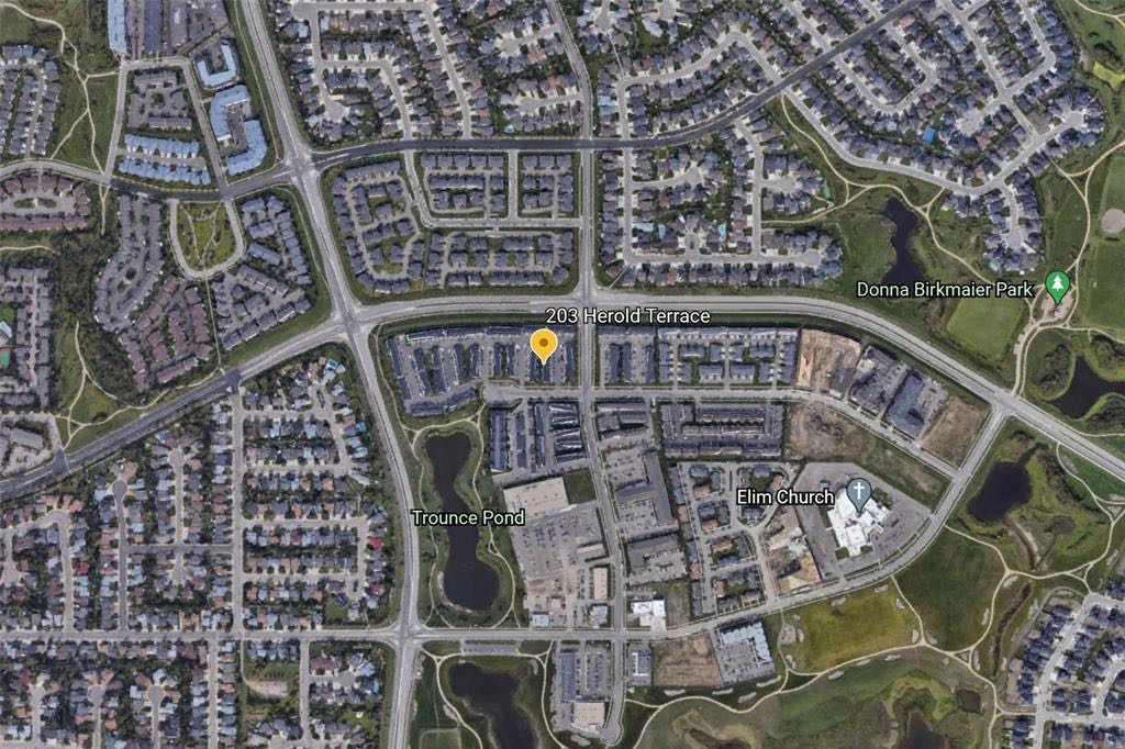 Lakewood 小区3房联排出售。安静边户，带独立露台，带2停车位，地下室完全装好。保养好。2003年建，1116 尺。升级更新家电，合成木地板。近附近购物和公园。校车直达2所小学。挂牌价格：$229900。详情请联系 Royal LePage地产经纪Gary Gai 盖王睿 - 8