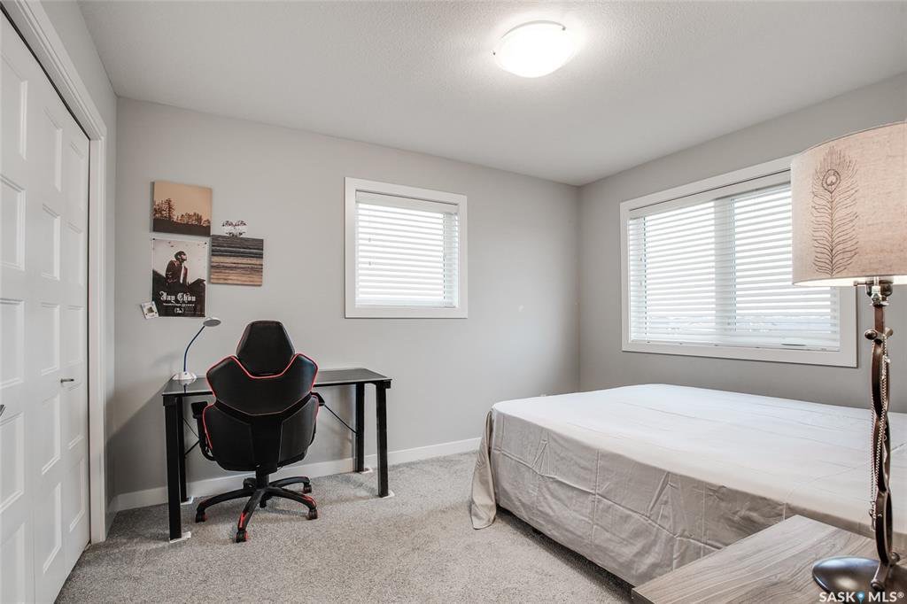 Evergreen小区1656尺4房4卫边户联排屋出售。安静位置，步行100米至两所小学，大公园。越层挑高顶，落地大窗户，彩光极好，高档装修，大理石台面，现代橱柜，不锈钢家电。大露台。主卧带独立洗手间大衣柜，地下室大窗户。 另有连房单车库，中央空调，换风系统。2015年建，房子状 - 9