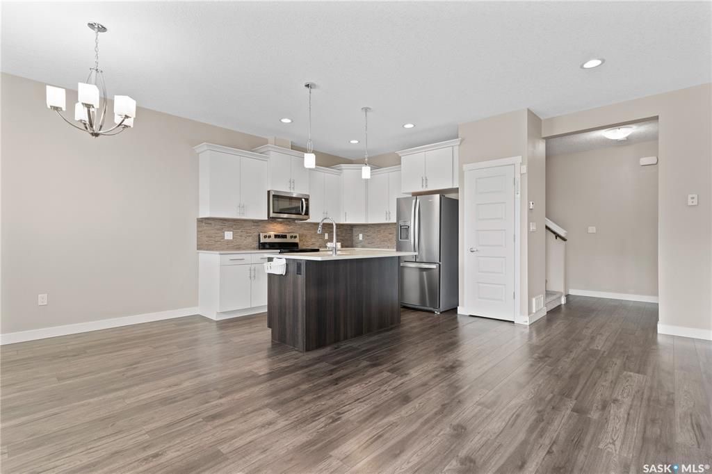 Warman临近高尔夫球场，2017年建1776尺3室3卫联排别墅出售。9ft挑高天花板，房屋保养好。一楼开放式设计，有一个壁炉，厨房带枫木带阻尼橱柜，石英石台面。二楼三间大面积房间，三个浴室和洗衣房。超大主卧带卫生间，装有多功能洗浴设备，双洗手台和步入式衣柜。地下室未装修，带大 - 8