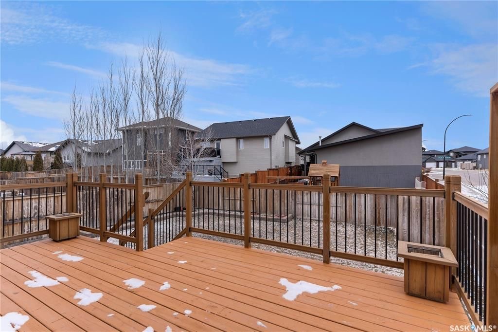 Willowgrove小区Royalty建商2010年建1284尺错层4室3卫独立屋出售。步行近公园，学校，购物。高档装修配置：挑高层高，实木地板，厨房大理石台面升级橱柜搭配背景墙砖，不锈钢家电。超大主卧带步入式衣柜，豪华洗手间全墙贴砖，带按摩浴缸。半地下室大窗户专业装修有1房1 - 23