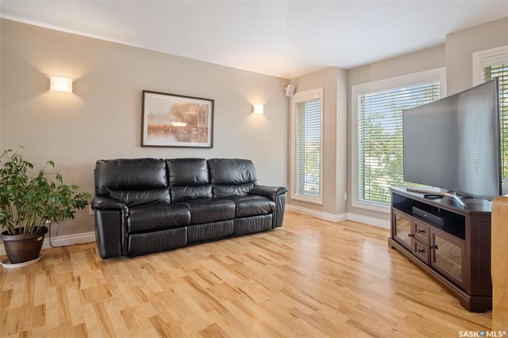 Willowgrove小区2006年建4房3卫错层独立屋出售，位置便利步行至两所小学，百年高中，近公园和购物中心，周边交通便利。开放式大厅，挑高屋顶带大量窗户，全实木地板。枫木橱柜，大型中岛，步入式储物柜。餐厅周围环绕着几扇大窗户，自然光充足且餐厅面积大，可容纳多人同时 - 4