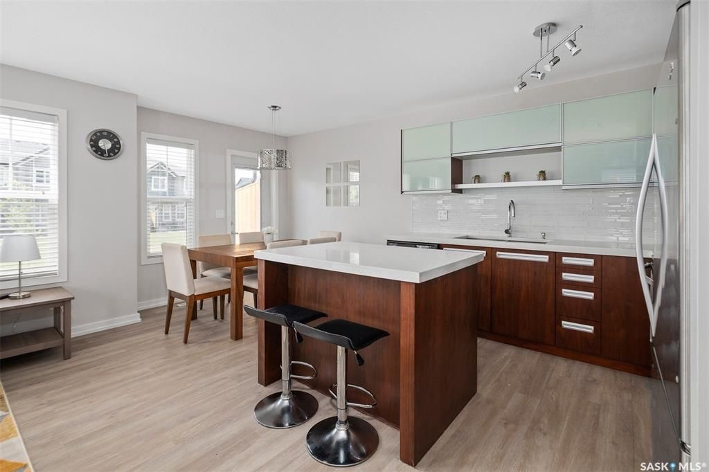 Willowgrove小区1340尺3房3卫边户联排屋出售。面朝萨大农地美景，冬季可赏北极光，安静位置，背朝小区大绿地，近两所小学和商业购物。边户多窗户好采光，高档装修，大理石台面，现代橱柜，不锈钢家电。新换防水地板。二楼3个大房间尺寸足。地下室专业装修有一个大娱乐厅和洗手间。 - 8