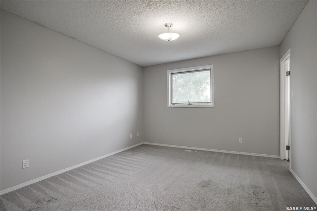 Erindale小区4房独立屋出售，位置便利步行近小学，高中，购物。带连房子双车库，半开放设计大窗户通透采光好。近年升级有热水器，洗衣烘干机，部分地板，屋顶瓦片，锅炉，洗手间等。全新刷漆。大院子保养好。挂牌价格 $389000。详情联系地产经纪Gary Gai 盖王睿 - 9