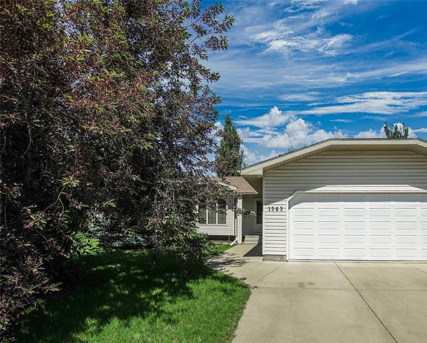 Lakeridge小区1995年建4房3卫3厅独立屋出售。尖顶挑高，3大卧室主卧带洗手间，半地下大活动厅，半地下大窗房间，私密大院子，双车库。保养佳，新刷漆。挂牌价格 $419000。详情联系地产经纪Gary Gai 盖王睿 3063413677 微信：gary3677 - 3