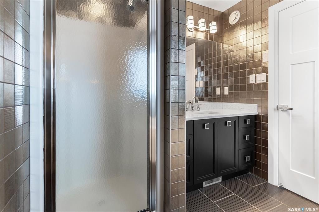 Willowgrove小区Royalty建商2010年建1284尺错层4室3卫独立屋出售。步行近公园，学校，购物。高档装修配置：挑高层高，实木地板，厨房大理石台面升级橱柜搭配背景墙砖，不锈钢家电。超大主卧带步入式衣柜，豪华洗手间全墙贴砖，带按摩浴缸。半地下室大窗户专业装修有1房1 - 17