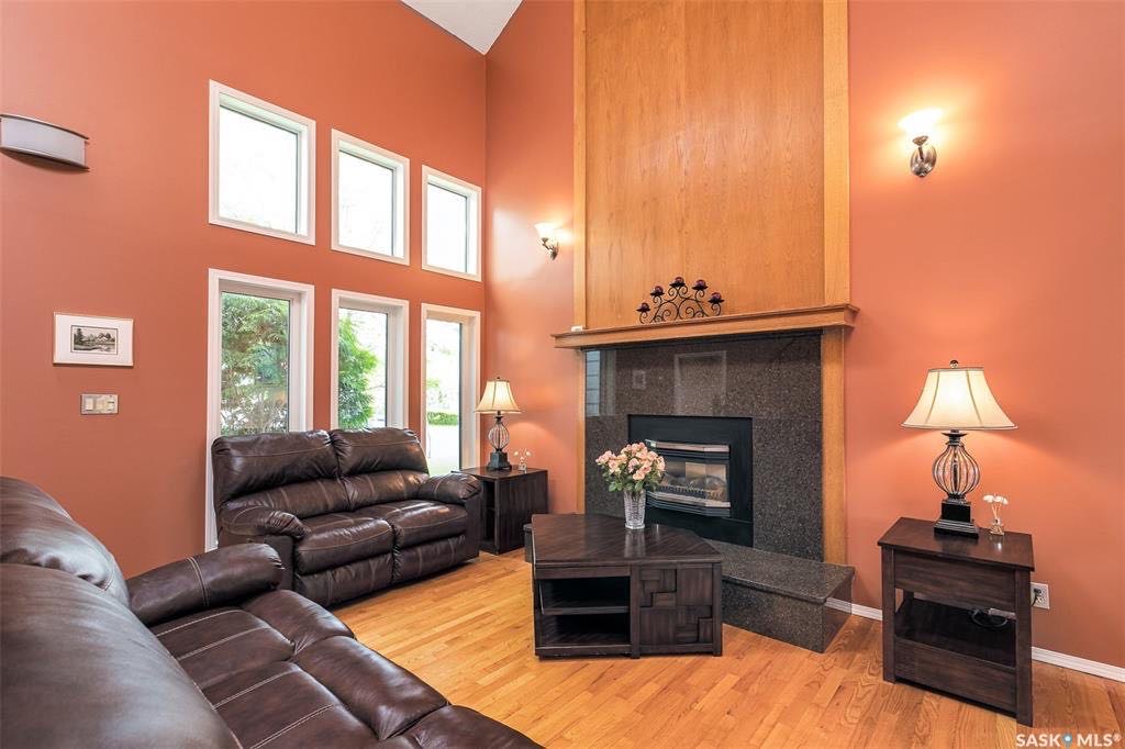 Erindale 小区1360尺独立屋出售，步行至两所小学和高中以及购物。共4房间。朝阳大后院子。大窗挑高客厅，实木地板，保养好，新换瓦片锅炉热水器和窗户。连房子双车库。挂牌价格：$369900 。有意请联系地产经纪Gary Gai 盖王睿 - 4