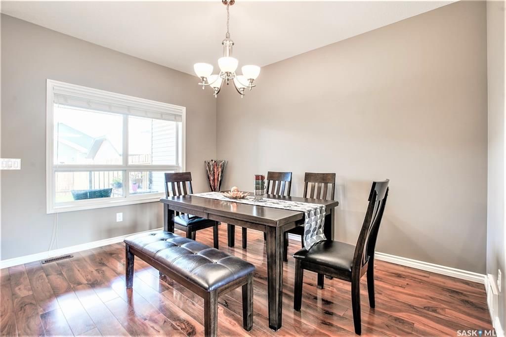 Willowgrove小区2012年建1320尺3房3卫联排别墅出售。房屋年代新，步行百米至两所小学和公园，近百年高中，近购物中心。一楼朝阳自然光充足，客厅宽敞明亮。9英尺挑高，高级复合板地板，全花岗岩台面，枫木橱柜，不锈钢厨房设备。二楼2个超大卧室均带独立洗手间和步入式衣柜。地 - 8