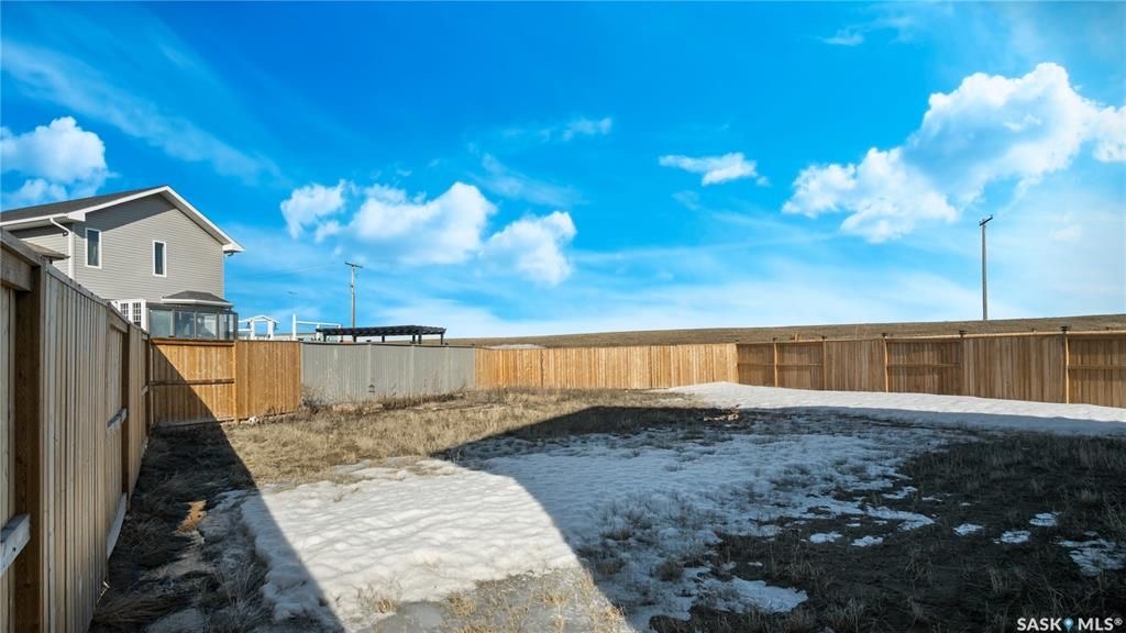 Stonebridge小区Fraser Homes建商1147尺错层独立屋，5房3卫，带半地下2室一厅一厨一卫独立出入合法出租套间出售。连房双车库，超大扇形地块，主层有尖顶调高天花板，合成木地板和瓷砖地板，大理石厨房台面。不锈钢家电。采光好，保养如新。挂牌价格：$499000。 - 9