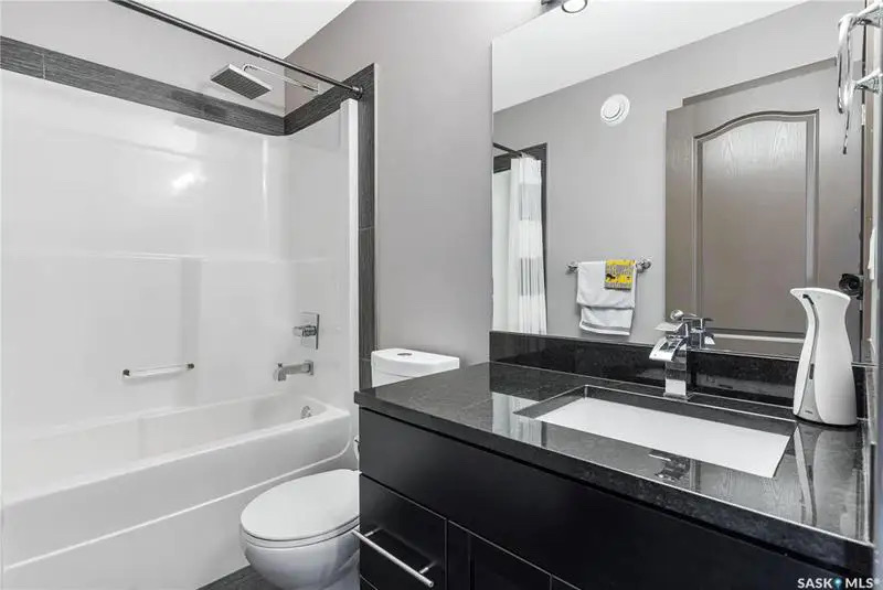 Willowgrove小区Blackrock建筑商两层4房4卫独立屋出售。位于小区安静私密钥匙扣路段，近小学，公园，购物。高档装修，三层窗户，实木地板，天然气石头装饰壁炉，枫木厨房大理石台面，升级洁具。二楼外加多功能厅。主卧带步入衣柜，豪华装修洗手间。地下室装修有一房一活动厅一卫 - 23