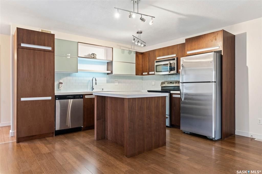 Willowgrove 小区两房一卫带未装修地下室边户联排出售。高档装修，多窗户好采光，开放式设计，竹木地板，厨房大理石台面，现代带阻尼橱柜，不锈钢家电。洗手间瓷砖地板带浴缸。卧室合成板地板。全新刷漆。外带一个室外停车位。小区内有健身房，游泳池等公共设施。位置方便近公园，学校，购 - 13