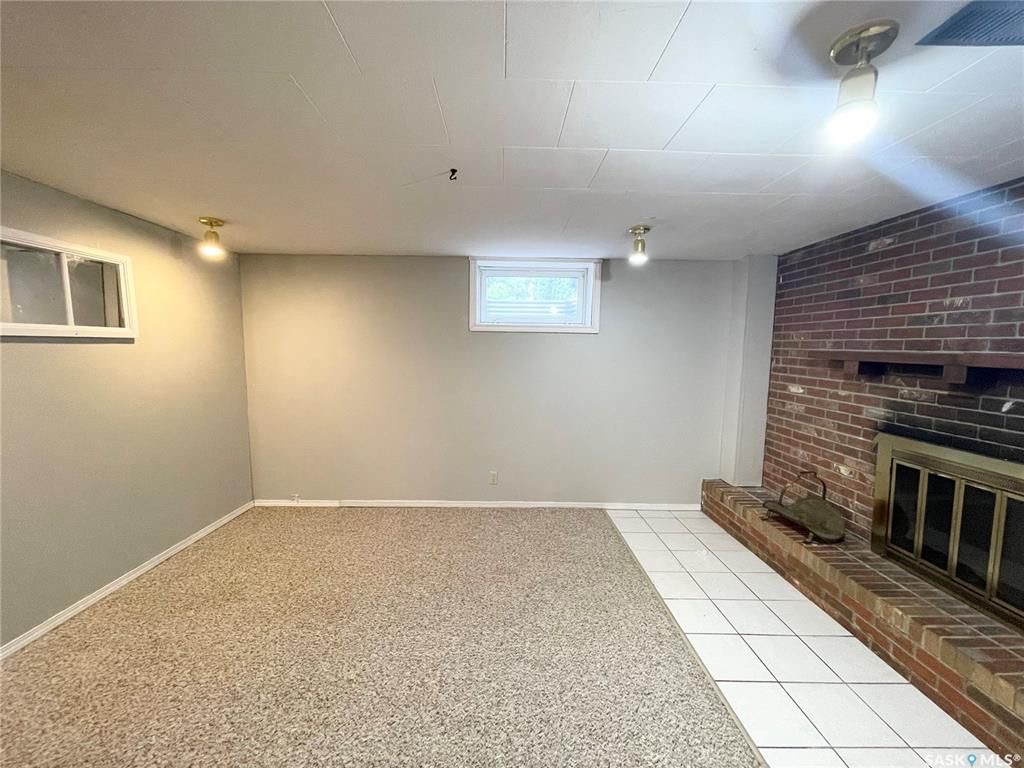 核心路段5房2卫大地双车库独立屋出售。步行百米至8街Greystone小学公园，8街Superstore购物。房屋近期升级有：PVC 窗户，合成木地板，橱柜，洗手间，热水器，屋顶瓦片。 地下室有独立出入，大窗户2房1厅1卫。水吧台带mini炉灶。可自住或投资出租。挂牌价格：$35 - 17