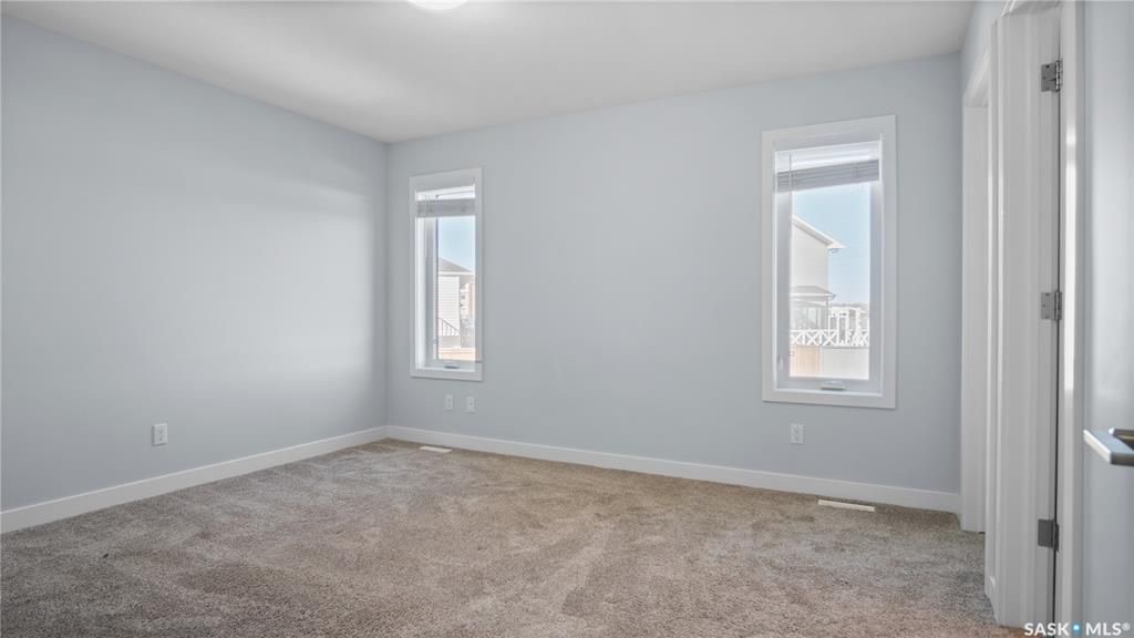 Stonebridge小区Fraser Homes建商1147尺错层独立屋，5房3卫，带半地下2室一厅一厨一卫独立出入合法出租套间出售。连房双车库，超大扇形地块，主层有尖顶调高天花板，合成木地板和瓷砖地板，大理石厨房台面。不锈钢家电。采光好，保养如新。挂牌价格：$499000。 - 7