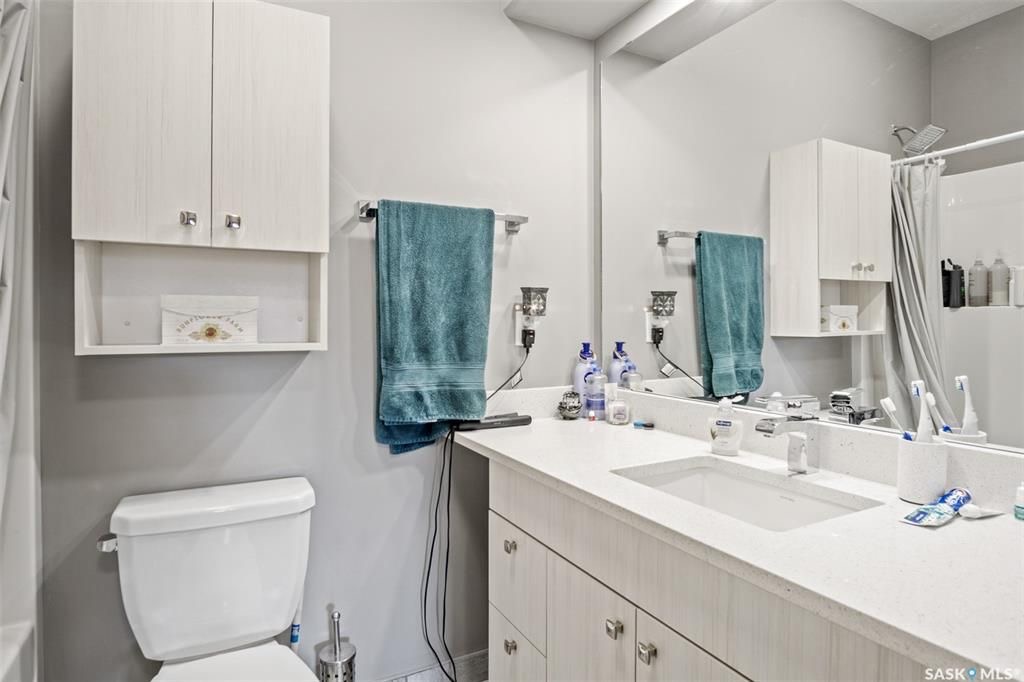 Aspen Ridge小区1165尺错层独立屋出售，本地西人业主，6房3卫，半地下室大窗带合法出租1厨1厅 2房间1卫分电表，独立出入独立洗衣烘干，独立热水器换风系统，另有1大厅或者房间用于主层住户使用，高档装修，全屋9尺，大理石台面，升级厨柜，双车库，拐角地块多停车位，带顶露台 - 17