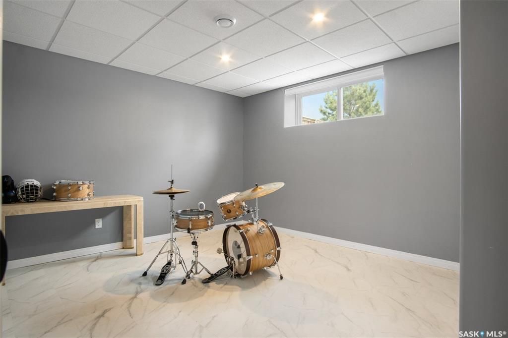 Willowgrove小区5房3卫错层独立屋出售，背靠农地美景，私密无遮挡视野。开放式设计，挑高尖顶，实木地板，枫木厨房带不锈钢家电和角柜，主卧带步入衣柜独立洗手间，半地下室多大窗户9尺层高，2房1超大活动厅外加豪华独立洗手间。双车库带保温，大后院大露台。房屋采光好，保养佳。挂牌 - 24