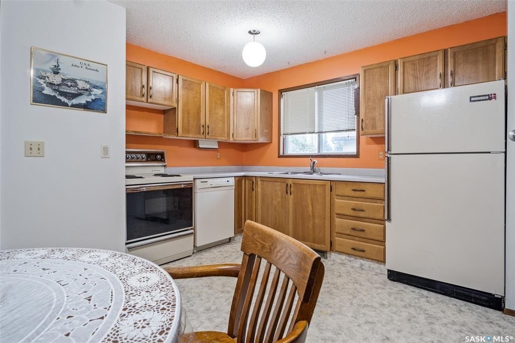 LAKERIDGE小区1984年建3室2卫独立屋，995尺。可以步行至附近商业购物方便，近小学，近公园。房屋保养好。一楼整体设计合理，客厅有大飘窗，自然光充足，宽敞明亮。功能型厨房，台面面积大。一楼三间大面积房间，主卧内充足空间可以外加额外洗手间。地下室已装修，一个大家庭房，两间 - 5