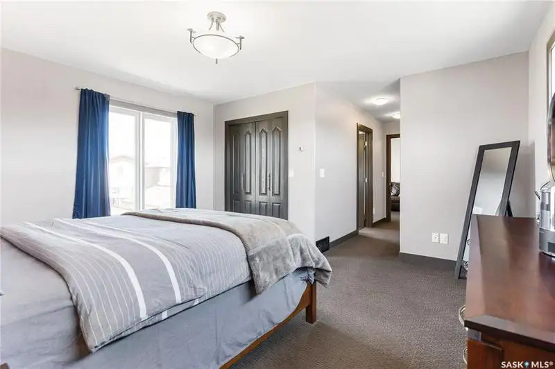 Willowgrove小区Blackrock建筑商两层4房4卫独立屋出售。位于小区安静私密钥匙扣路段，近小学，公园，购物。高档装修，三层窗户，实木地板，天然气石头装饰壁炉，枫木厨房大理石台面，升级洁具。二楼外加多功能厅。主卧带步入衣柜，豪华装修洗手间。地下室装修有一房一活动厅一卫 - 19