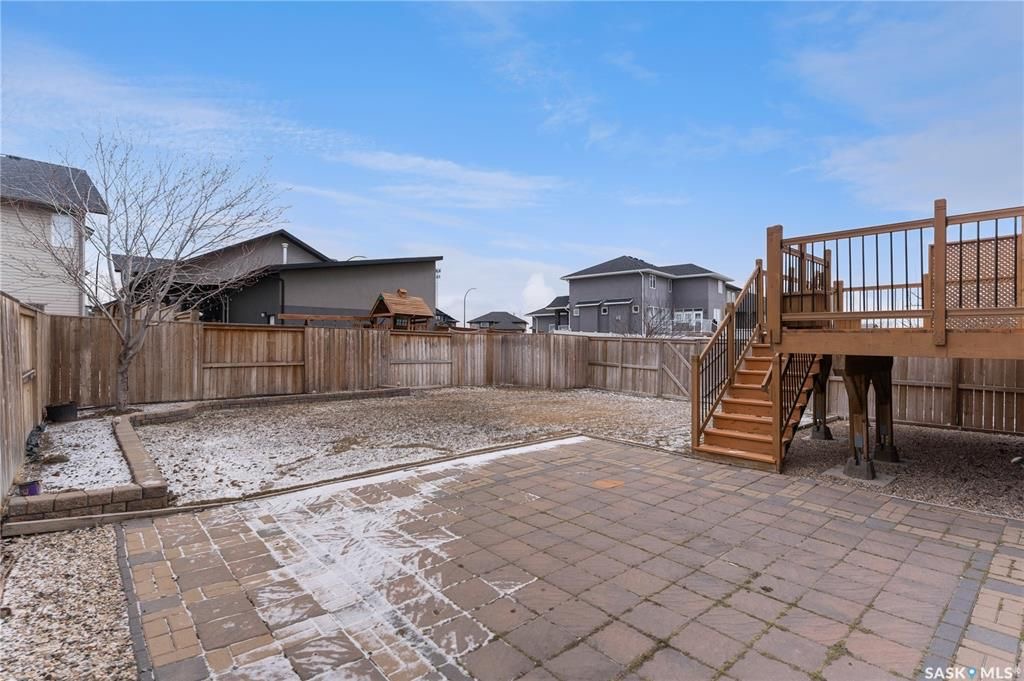 Willowgrove小区Royalty建商2010年建1284尺错层4室3卫独立屋出售。步行近公园，学校，购物。高档装修配置：挑高层高，实木地板，厨房大理石台面升级橱柜搭配背景墙砖，不锈钢家电。超大主卧带步入式衣柜，豪华洗手间全墙贴砖，带按摩浴缸。半地下室大窗户专业装修有1房1 - 24