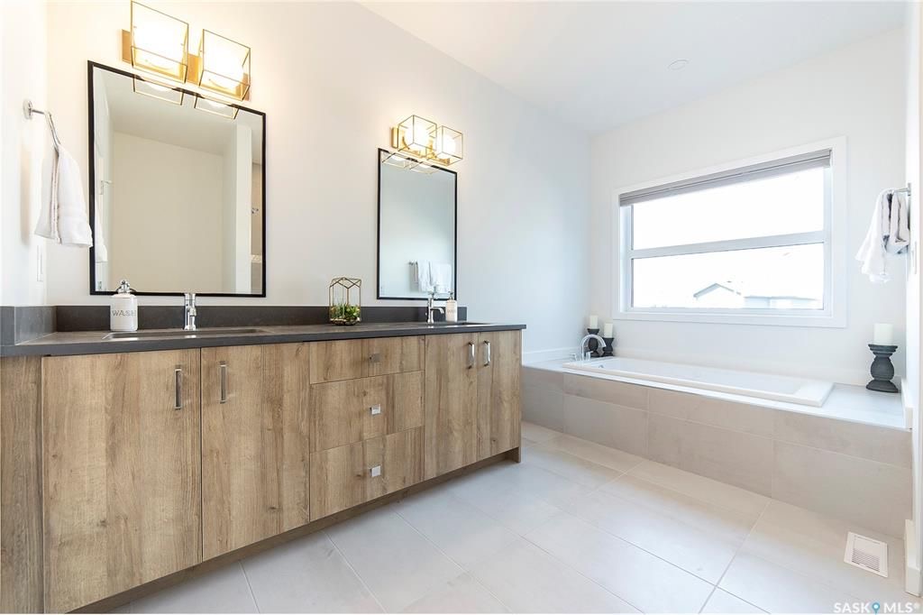 Aspen Ridge小区2021年建1880尺3室3卫双层独立屋出售。外观精美，全屋高品质装修。周边自然环境优美，步行可达湿地公园。三层楼全部挑高9英尺，一楼加大尺寸欧式窗户，高级复合地板，开放式厨房，石英石台面，高档橱柜，黑色背板，巨大的中岛和附加的储物空间。宽敞明亮的客厅设 - 9