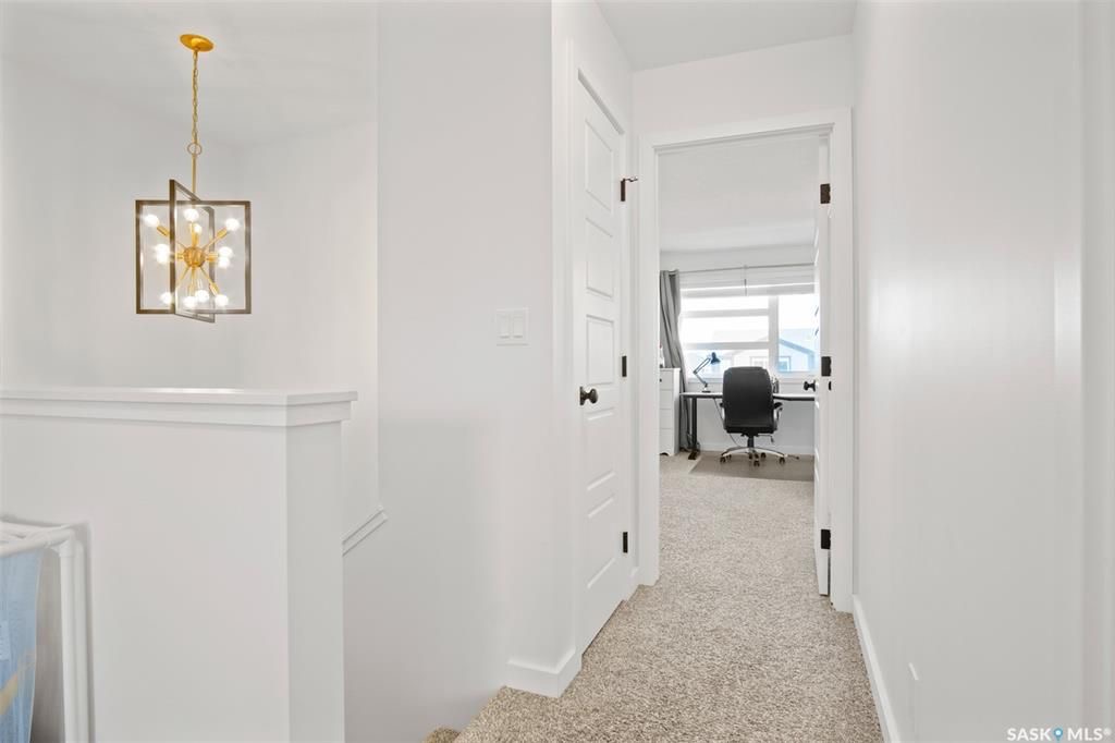 Brighton小区2019年建近2000尺4房4卫独立屋出售！院子私密不靠邻居，步行至公园，购物，及未来规划小学。1 楼9尺层高，带独立书房，开放式设计客厅带壁炉，厨房大理石台面，背景砖，高级不锈钢家电，带独立角柜。大窗户好朝向好彩光。二楼3个大卧室外加超大多功能厅，大主卧带步 - 18