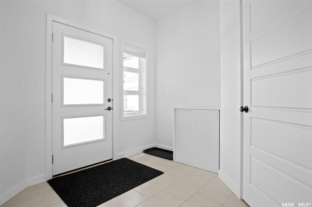 Brighton小区2019年建近2000尺4房4卫独立屋出售！院子私密不靠邻居，步行至公园，购物，及未来规划小学。1 楼9尺层高，带独立书房，开放式设计客厅带壁炉，厨房大理石台面，背景砖，高级不锈钢家电，带独立角柜。大窗户好朝向好彩光。二楼3个大卧室外加超大多功能厅，大主卧带步 - 8