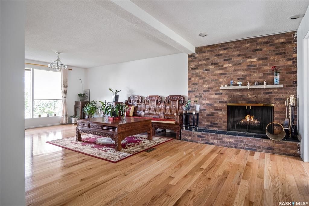 GREYSTONE HEIGHTS小区最佳位置大地块，步行至小学，公园，8街购物，近大学。1556尺3房3卫2书房独立屋出售，房子总占地7569尺。背靠小学公园，出行便利，生活设施齐全。一楼全实木地板，宽敞大客厅，厨房有充足的储物空间。大尺寸卧室，主卧带独立洗手间。地下室全部装修 - 5