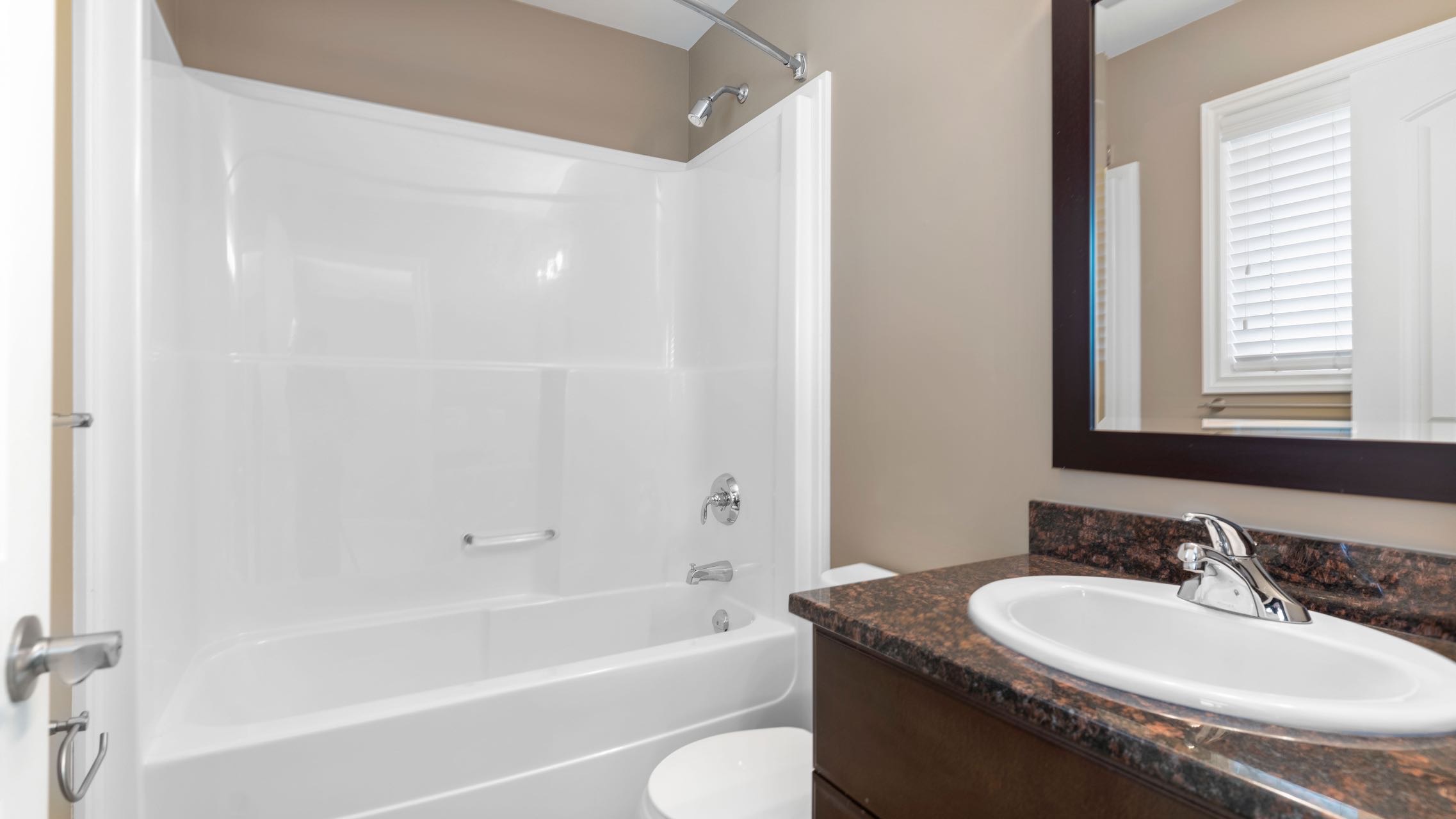 Willowgrove小区2012年建1315尺2房3卫联排别墅出售。房屋年代新，步行百米至两所小学和公园，近百年高中，近购物中心。一楼朝阳自然光充足，客厅宽敞明亮。9英尺挑高，高级复合板地板，全花岗岩台面，枫木橱柜，不锈钢厨房设备。二楼2个超大卧室均带独立洗手间和步入式衣柜。地 - 26