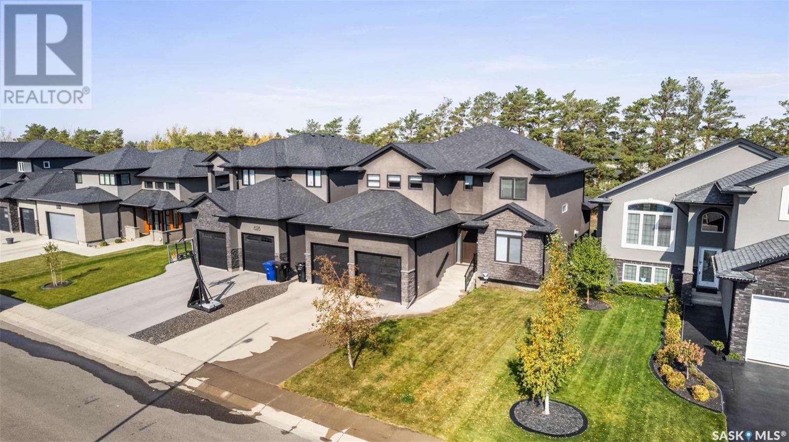 EVERGREEN小区2012年建2305尺5室4卫双层独立屋出售。位置极佳，背靠绿地公园。近学校，购物中心，交通便利。全屋高品质装修，中央空调，吸顶音响系统，实木地板，大窗户好风景。花岗岩台面，水晶花纹背板，带阻尼橱柜，餐厅宽敞明亮可以看到后院草地。一楼挑高9英尺，带独立书房/ - 4