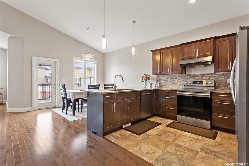 Evergreen 小区1477尺2013年建5房3错层独立屋出售，位置便利近两所小学，附近高中，购物广场。挑高天花板，实木地板，厨房不锈钢设备。主卧步入式衣橱，一楼和地下室层高均为9 feet，地下室装修有两房，一个大家庭厅，一卫。大院子连房子双车库。其他升级设备有，加湿器，中 - 5