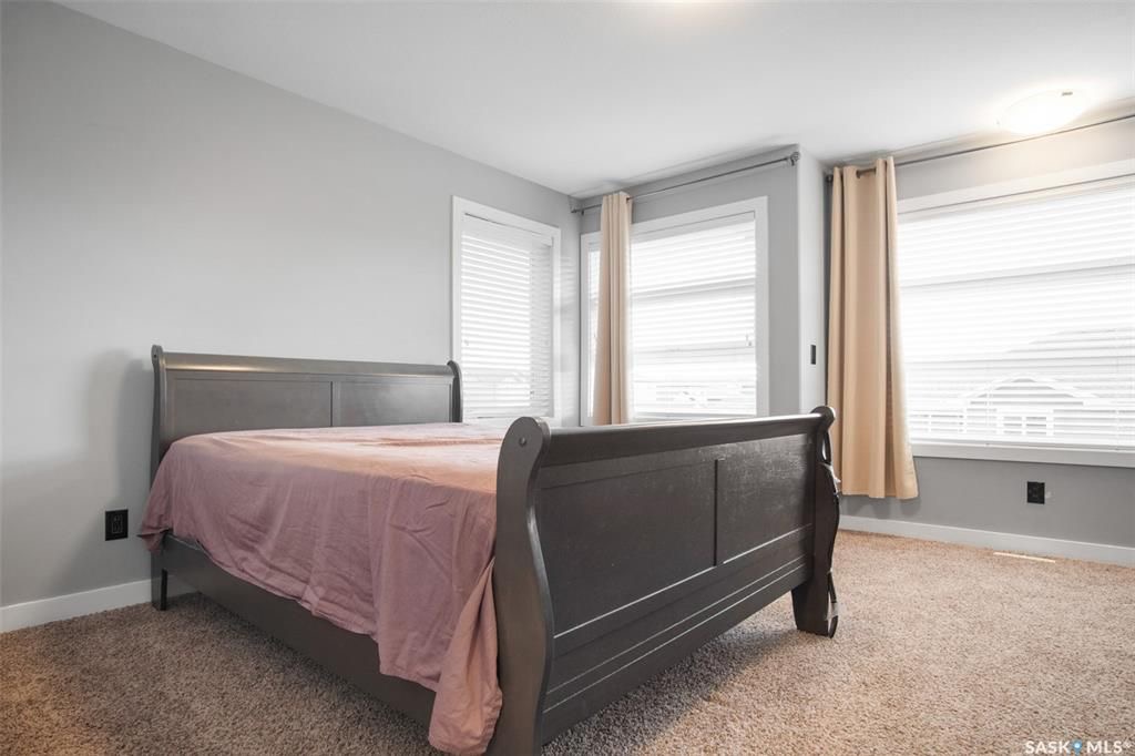 EVERGREEN小区2012年1265尺4房3卫双层独立屋出售。房屋位置佳，步行可达两所学校，公园购物，近高中，周围生活设施齐全。外墙采用石材装饰，一楼实木和瓷砖地板。客厅大窗户好彩光。厨房中岛大理石台面，全部不锈钢设备，多橱柜，带角柜，储物空间足。二楼三间全尺寸卧室。主卧外带 - 13