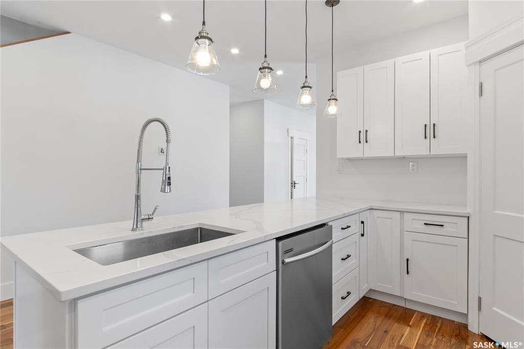 Aspen Ridge小区超大尺寸2016尺两层独立屋出售。好采光，保养如新，高档装修：9尺层高，实木地板，大理石台面，壁炉，不锈钢家电。主层有额外书房，二楼4个大卧室，地下室保温完成。带露台和独立双车库。挂牌价格：$499000。 有意请联系地产经纪Gary Gai 30634 - 11