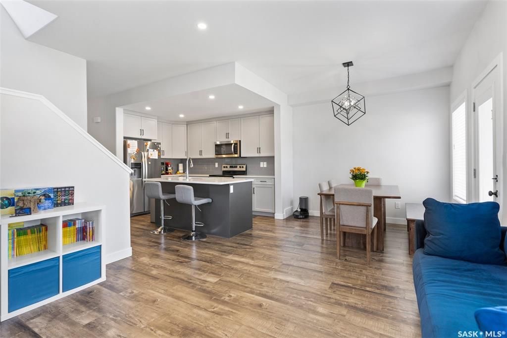 Evergreen小区2021年建1535尺3房3卫边户联排出售，带连房子双车库外加双车道，独立院子。一楼9尺层高，开放式设计，多窗户好采光。客厅带壁炉造型墙，厨房大理石台面，升级橱柜，另有独立收纳间，不锈钢家电，抽油烟机外排。二楼有3个大卧室外加一个多功能厅。主卧带步入式衣柜和 - 13