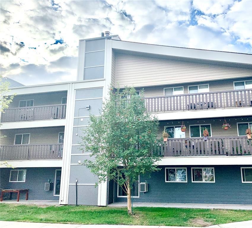 FOREST GROVE小区890 尺2室1卫公寓出售。位于离大学最近的区域之一，步行百米内至小学，步行至高中，近公园，商圈，且公交线路发达，交通便利。两间大尺寸卧室，各带大衣橱。一层公寓，含阳台，阳台外即草坪绿地，阳台带一储物间。一个地上车位，独立洗衣烘干机。挂牌价格：$115 - 3