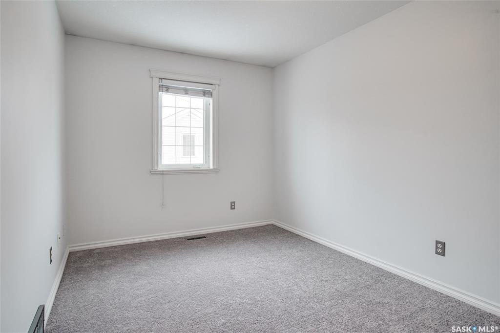 Erindale小区3室2卫联排，1207尺，可以步行至两所中学（St Joseph 和 Centennial 高中） 小学，商业购物方便。保养好，彩光好，地下室装修完工，带连房车库。开价$239000。 有意请联系地产经纪Gary Gai 3063413677 微信：gary3 - 7