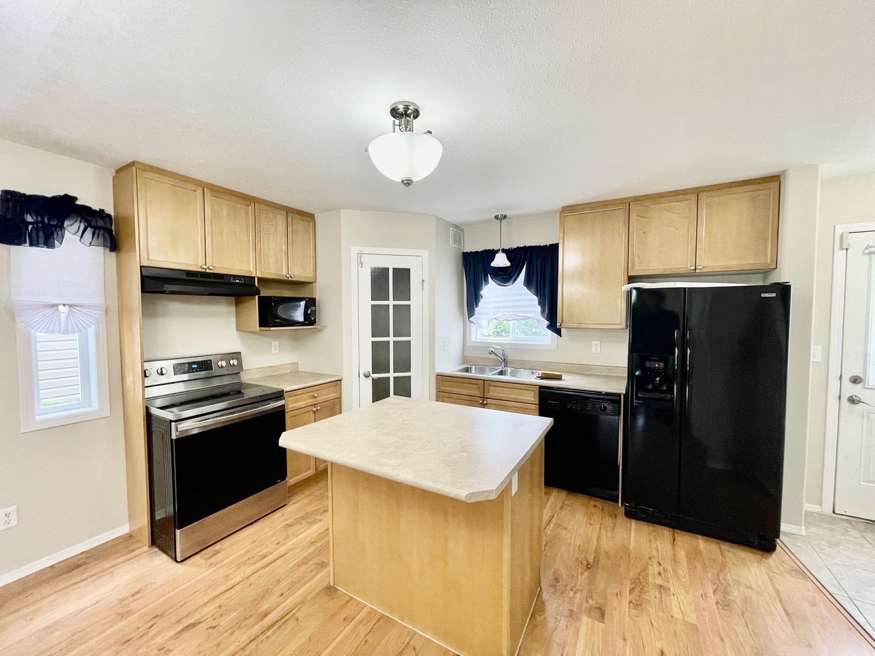 Willowgrove小区4房3卫两层独立屋出售1152尺，2007年建，本地业主，双车库带独立院子和大露台。合成板地板，枫木橱柜，带岛台和角柜，宽敞明亮客厅。2楼3房一洗手间，主卧带步入衣柜和水池梳妆台，地下室完整装修有一房一厅一卫。位置便利步行至小学，公园，超市购物。自住投资 - 10