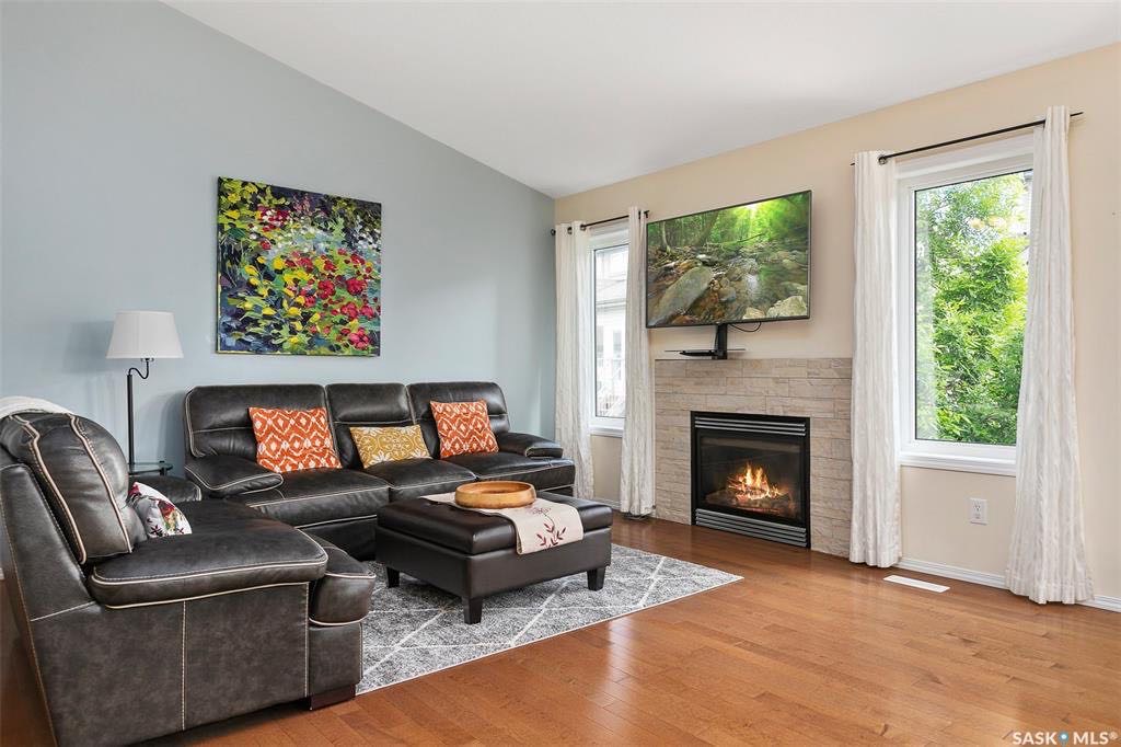 Willowgrove小区 3房3卫联排出售，步行100米 至小学，公园，附近购物，高中。边户，连房双车库外加双车位，一楼实木地板挑高顶开放厨房餐厅客厅，厨房理石台面配拐角储物间。二楼2大房间，半地下室大窗户一房/一厅一卫；大露台。安静封闭小区。房屋保养好 - 2