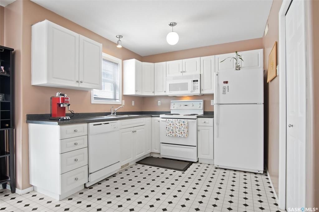 Lakewood小区2003年建3室2卫联排，安静边户，带中央空调。地下室完整装修有1个多功能厅。新热水器，新合成板地板。可以步行至附近商业购物方便，近小学。状况好，保养如新，挂牌价格：$229900。有意请联系地产经纪Gary Gai 盖王睿 3063413677 微信：gar - 8