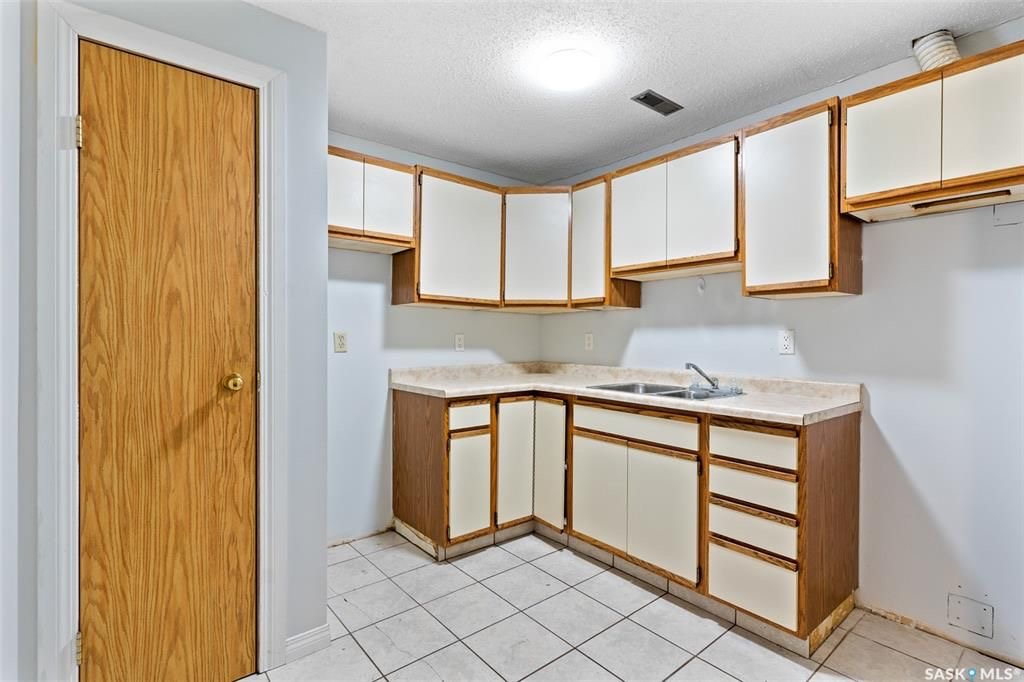 Sutherland小区4 房3卫联排出售。本地人业主，位置便利，近大学。连房子单车库外加一个室外车位。大窗户明亮，新不锈钢家电，新合成板地板和部分地毯，地下室完整装修有一房一厅一简易厨房水吧，另外带一独立露台。房屋近期更新，维护好。挂牌价格：$235000。 有意请联系地产经纪 - 18