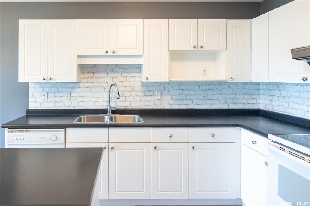 Arbor Creek小区 1364尺双车库联排边户出售。背靠绿地公园。位置安静便利。附近有小学，高中。多窗户大客厅，二楼2个大卧室外加一个大多功能厅。地下室装修有1活动厅带窗户外加完整洗手间。新换瓦片，刷漆，车库门 ，地板，部分家电。挂牌价格 $329900。详情联系Royal - 18