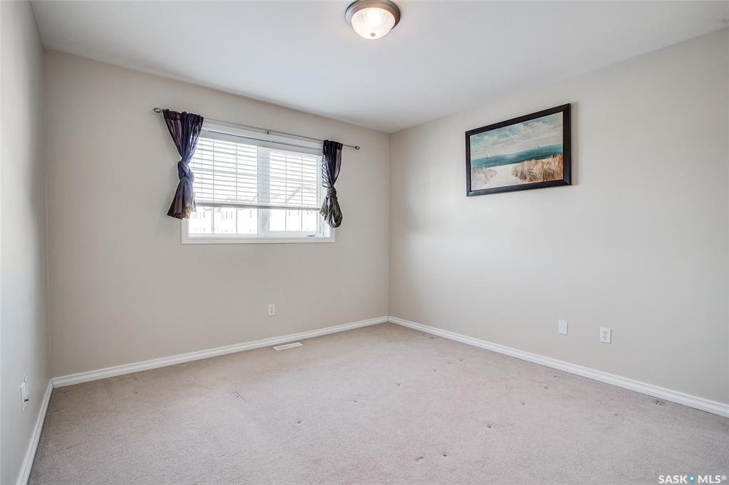 Lakewood小区2005年建3室3卫联排，1210尺，地下室完整装修有1个多功能厅外加1个完整洗手间。主卧朝阳。可以步行至附近商业购物方便，近小学。状况好，保养如新，带连房车库。开价$259000。 - 7