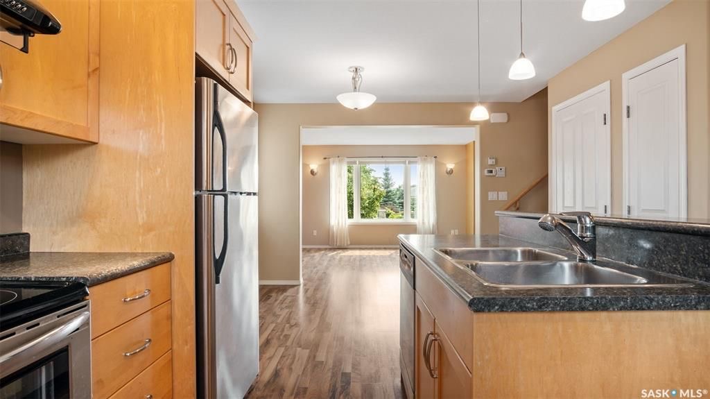 Stonebridge小区2007年建3房3卫2厅，地下室完整装修，双层独立屋出售。位置处于小区核心极为便利，步行距离有两所小学，近超市，及公园。高档装修：枫木橱柜，不锈钢设备，较新的抽烟机。一楼开放设计，好采光，独立洗衣房，2020新换洗衣机。二楼三个大卧室，主卧独立洗手间，地 - 7