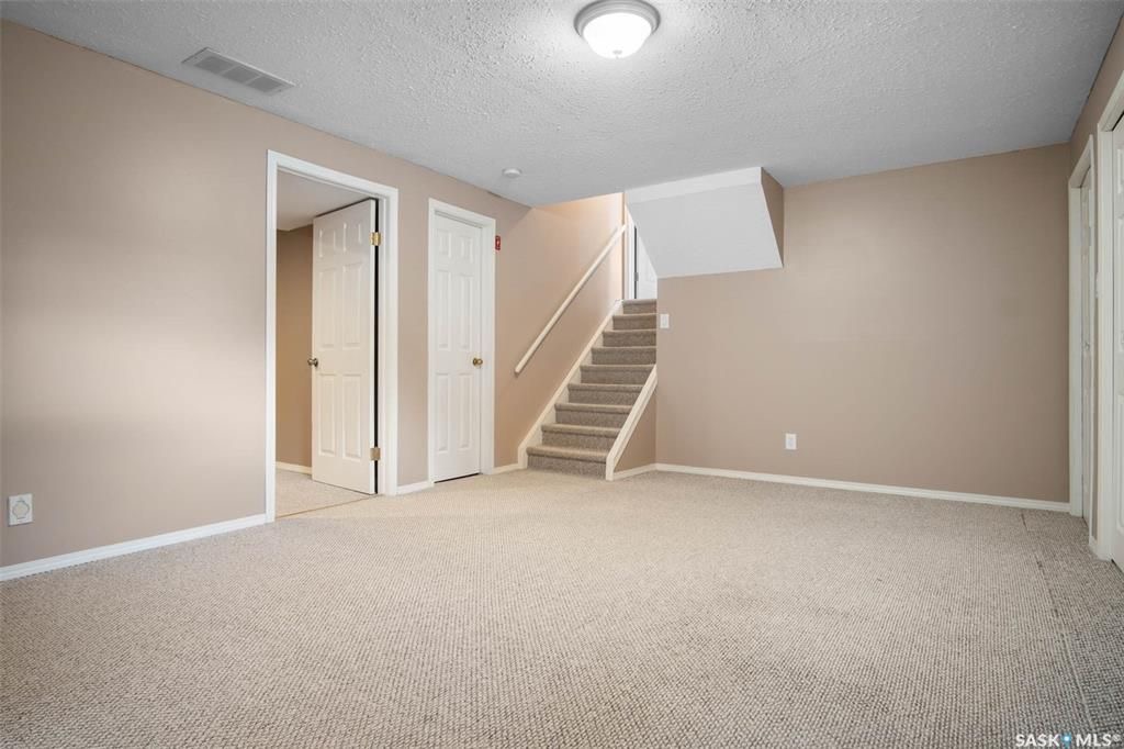 Erindale小区核心地段4房3卫1845尺独立屋出售。步行百米至两所小学Dr. John G. Egnatoff & Father Robinson), 两所高中 St Joseph & Centennial Collegiate, 购物及公园。房屋保养极佳，好格局，采光通透 - 25