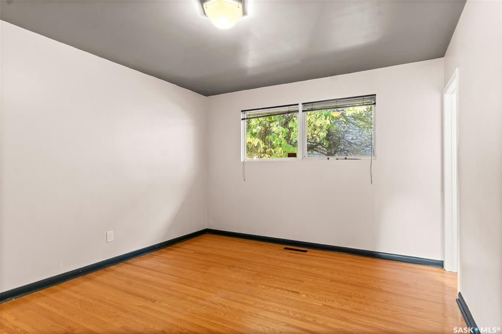 绝佳好位置Greystone Heights小区，步行至大学，8街购物等设施。大尺寸1310尺4房4卫平层独立屋出售。占地7326尺大地块，原橡木地板，客厅带天然气壁炉，好彩光，主卧带独立洗手间，地下室带独立出入口，完整装修有一个多功能厅带水吧台，独立书房，一个大窗户卧室，另有2 - 21