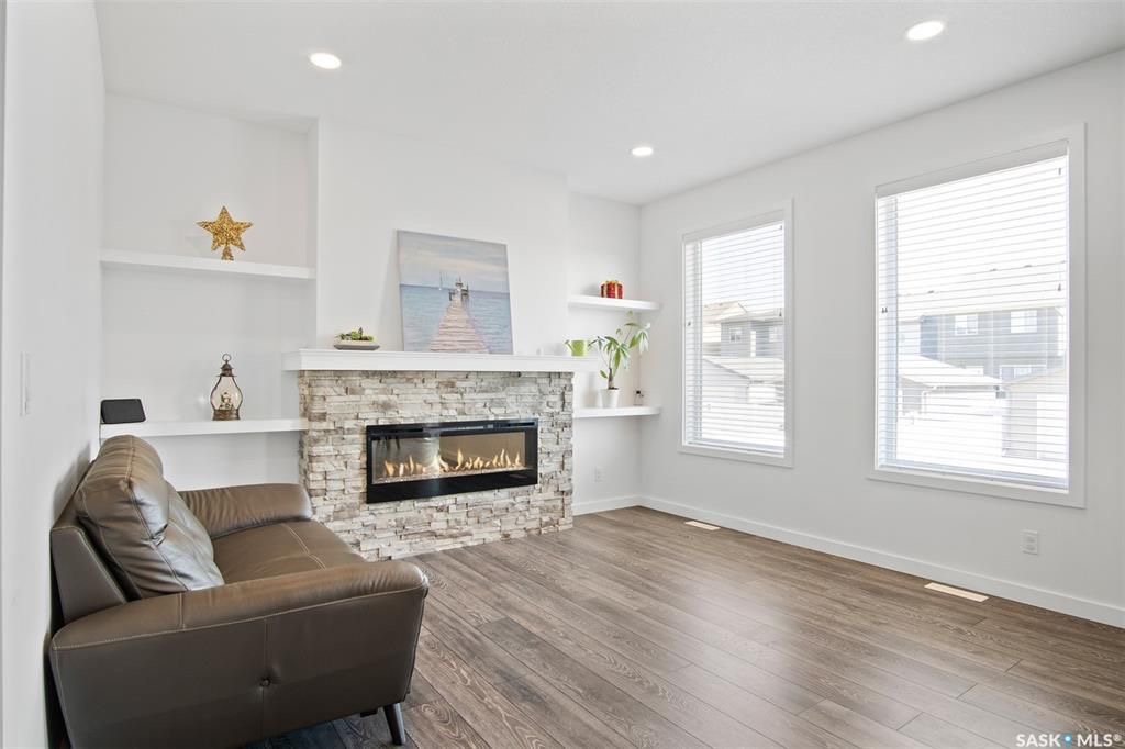 Brighton小区2019年建近2000尺4房4卫独立屋出售！院子私密不靠邻居，步行至公园，购物，及未来规划小学。1 楼9尺层高，带独立书房，开放式设计客厅带壁炉，厨房大理石台面，背景砖，高级不锈钢家电，带独立角柜。大窗户好朝向好彩光。二楼3个大卧室外加超大多功能厅，大主卧带步 - 15