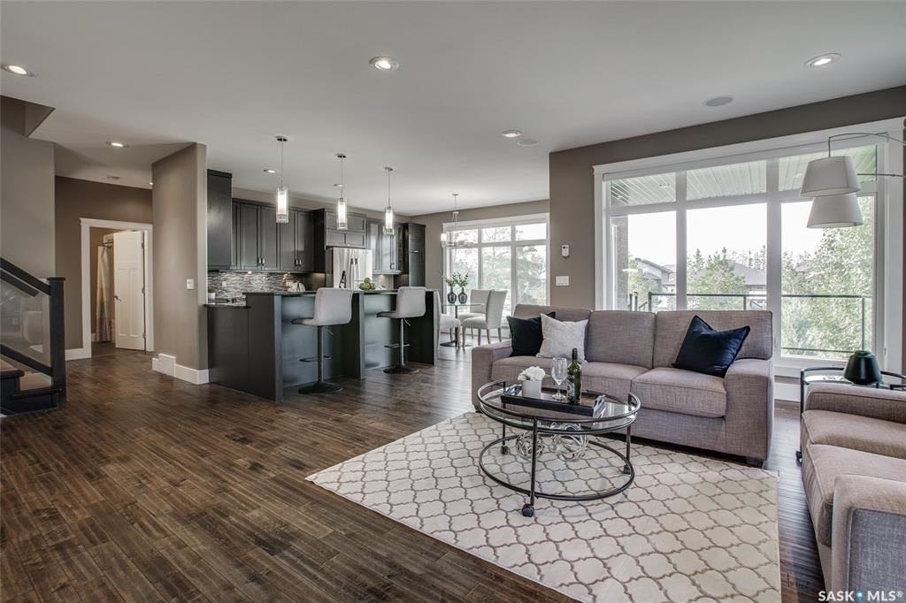 Evergreen小区核心安静路段 近1600尺4房3卫错层独立屋出售，背靠私密绿地步道，风景好，地下室可以独立步出。房屋年代新保养佳。超大多窗户，大尺寸房间，实木地板，厨房大理石台面，挑高层高，双向壁炉。开价：$635000。有意请联系地产经纪Gary Gai - 6