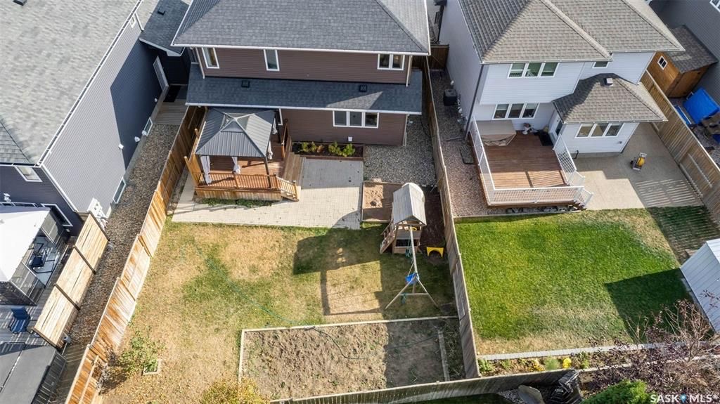 Stonebridge小区步行300米至小学，购物，4房4卫完全装修独立屋出售。2013年建造，安静私密路段，不靠主马路，近社区大公园。 1楼大客厅大窗户好采光，白色现代橱柜，不锈钢家电，充足操作台及收纳空间，2 楼3个大卧室，主卧带独立洗手间步入式衣柜。地下室完全装修有1大家庭 - 23