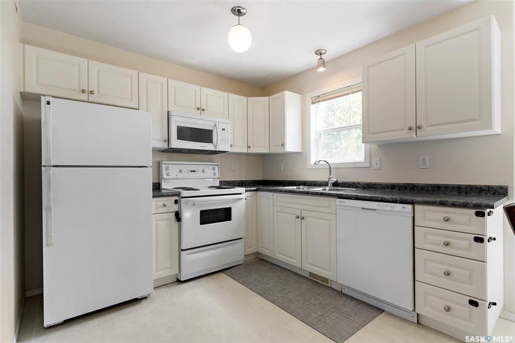 Lakewood小区2003年建3室2卫湖景联排，后院紧邻小湖公园绿地，好风景，好采光。房屋保养好，带双车位，新装中央空调，新换洗衣机，洗碗机，微波炉抽油烟机。客厅实木地板。可以步行至附近商业购物方便，近小学。状况好，保养如新，开价$239000。 有意请联系地产经纪Gary G - 10