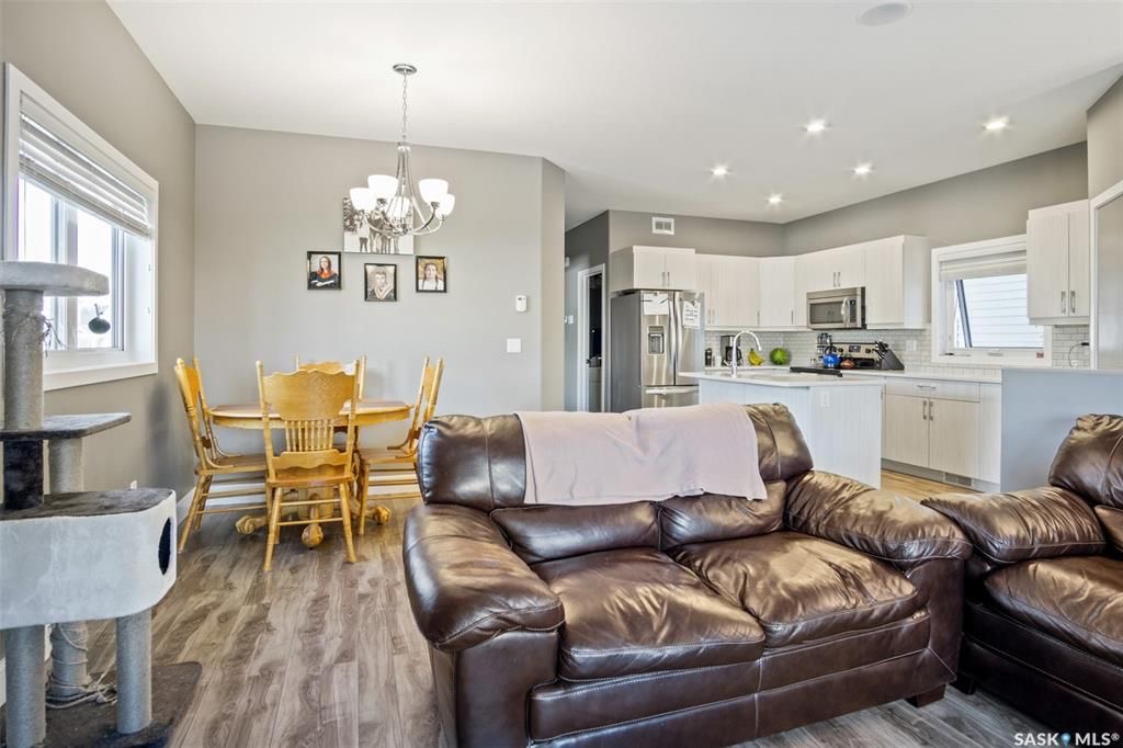 Aspen Ridge小区1165尺错层独立屋出售，本地西人业主，6房3卫，半地下室大窗带合法出租1厨1厅 2房间1卫分电表，独立出入独立洗衣烘干，独立热水器换风系统，另有1大厅或者房间用于主层住户使用，高档装修，全屋9尺，大理石台面，升级厨柜，双车库，拐角地块多停车位，带顶露台 - 10