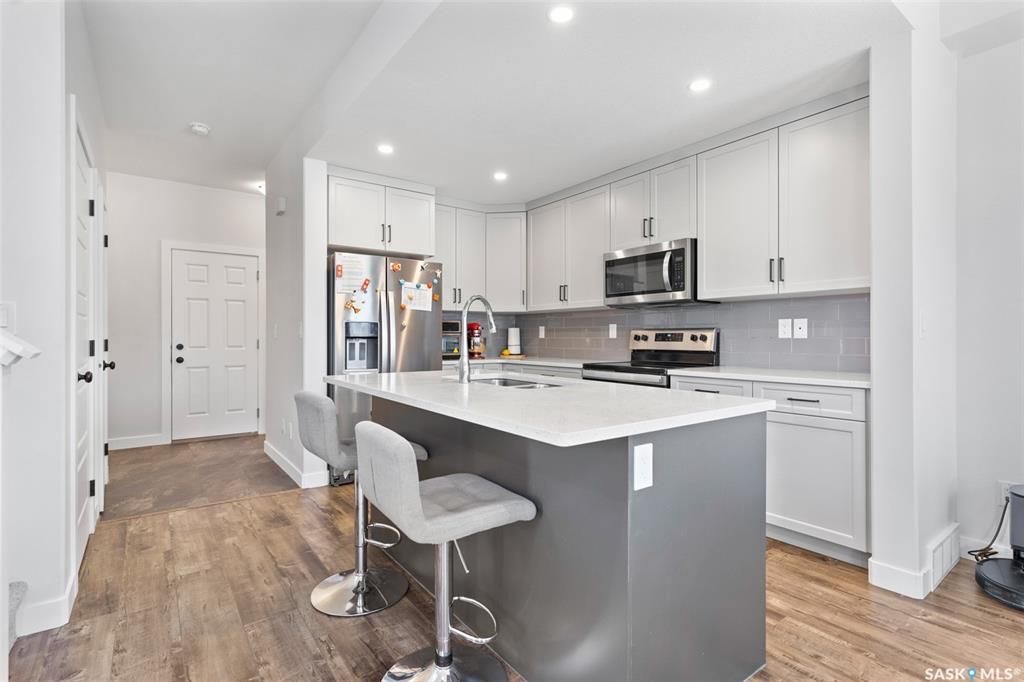 Evergreen小区2021年建1535尺3房3卫边户联排出售，带连房子双车库外加双车道，独立院子。一楼9尺层高，开放式设计，多窗户好采光。客厅带壁炉造型墙，厨房大理石台面，升级橱柜，另有独立收纳间，不锈钢家电，抽油烟机外排。二楼有3个大卧室外加一个多功能厅。主卧带步入式衣柜和 - 7