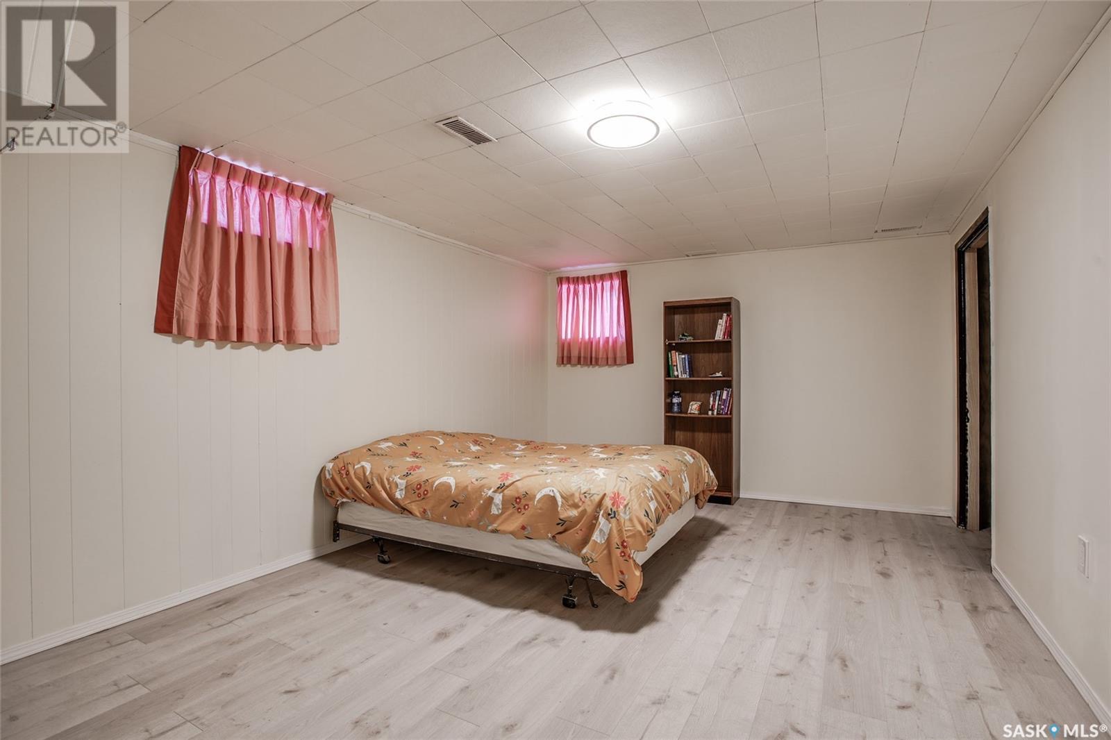 West College Park 近萨大8街双拼（一半）出售1066尺平层，带单车库，4房3卫，地下室装修有1房一厅一卫一书房。房屋彩光好，升级有洗手间，地板，锅炉，热水器，瓦片，室内门，部分家电，全新刷漆。挂牌价格：$309000。详情请联系地产经纪Gary Gai 盖王睿 - 9